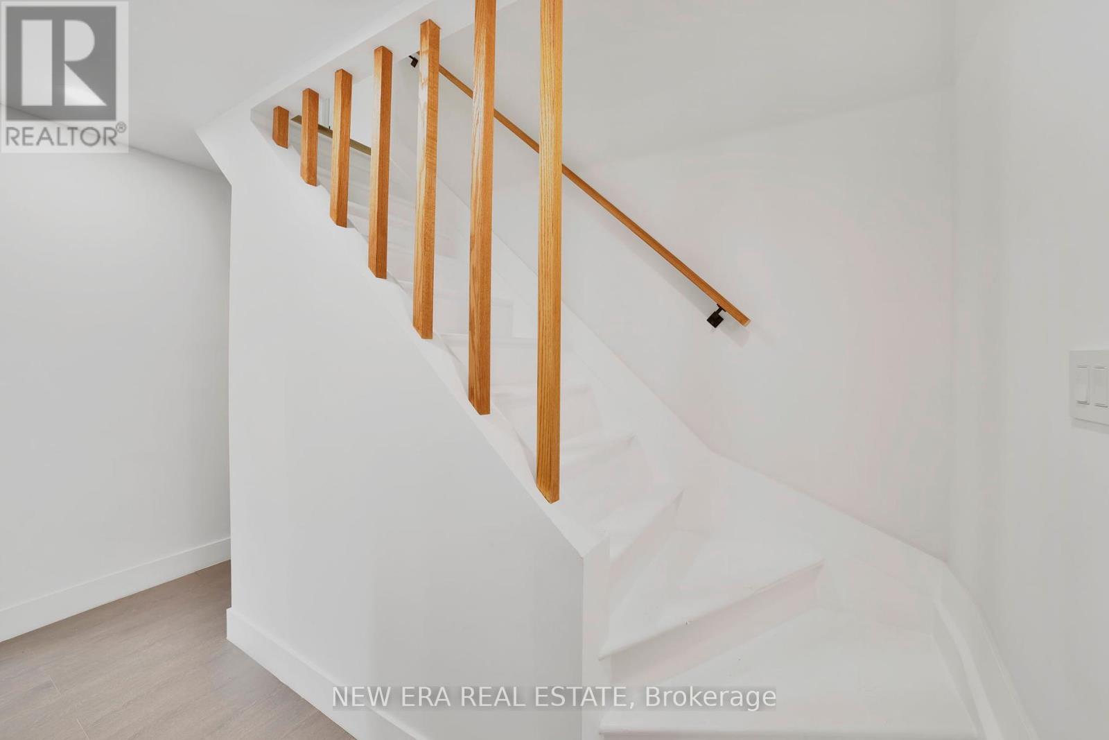 Photo 4 of 784 Upper Gage Drive, Hamilton ON