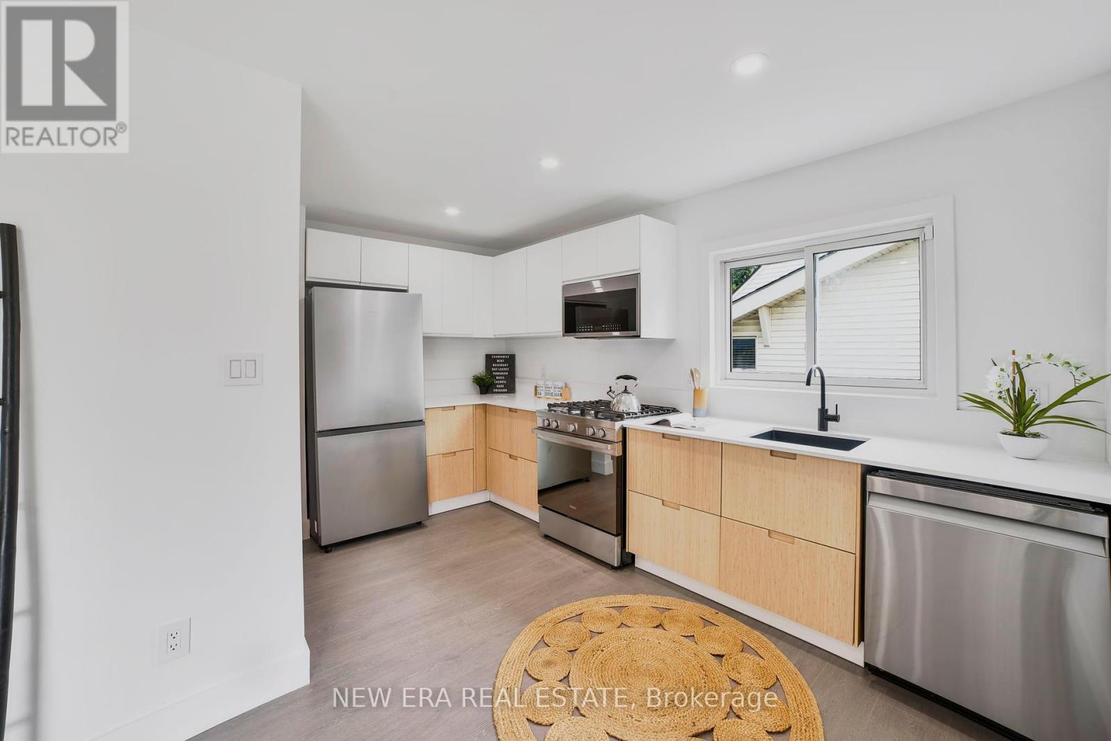 Photo 2 of 784 Upper Gage Drive, Hamilton ON