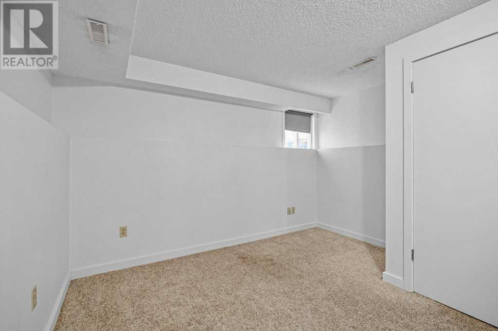 Single Family House Bi-level for Sale in  Hunterhorn Crescent NE Huntington Hills Calgary 