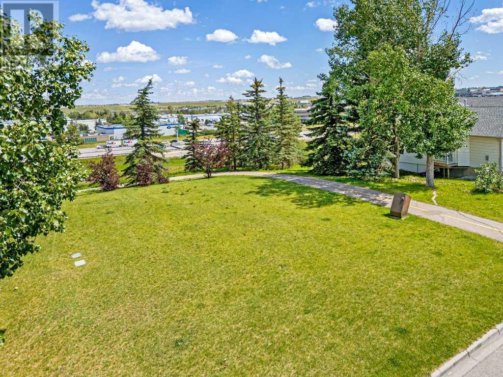 Single Family House Bi-level for Sale in  Hunterhorn Crescent NE Huntington Hills Calgary 