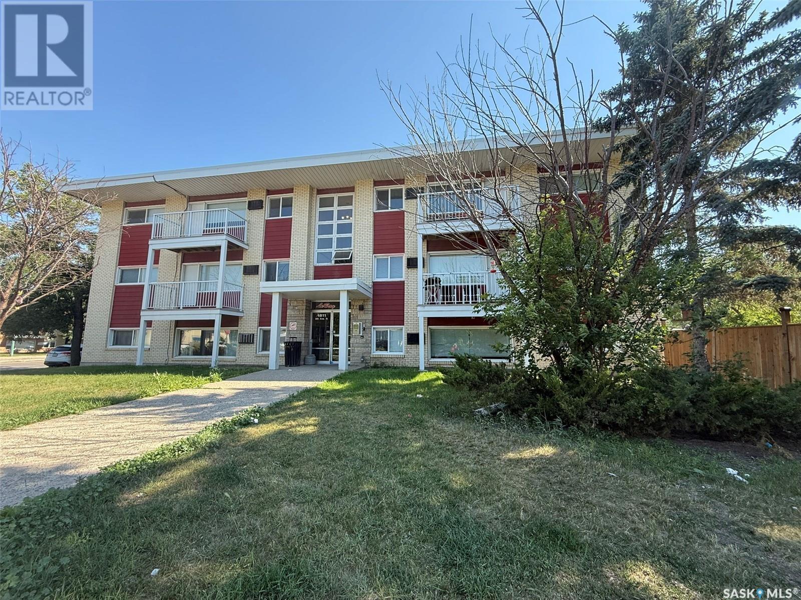 Photo 12 of 3 1811 8th Avenue N, Regina SK