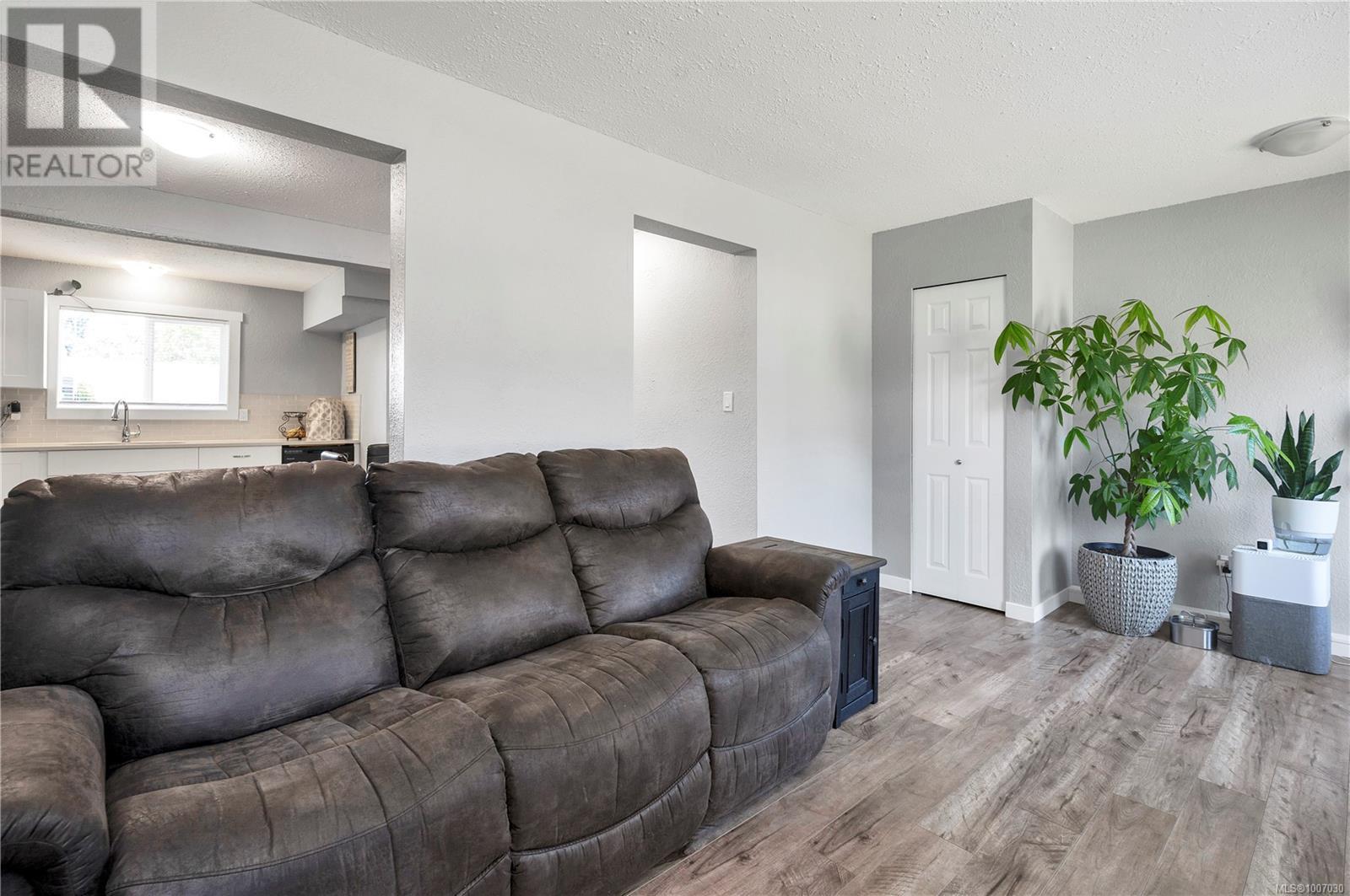 Photo 2 of 925 Watson Cres, Campbell River BC