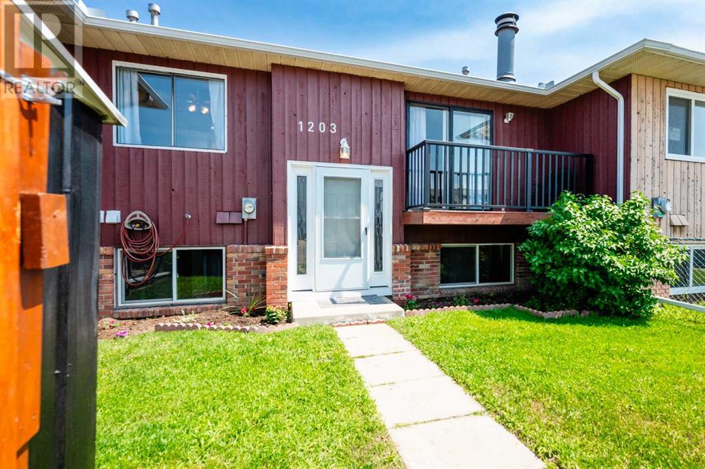 Single Family House Bi-level for Sale in E   Street SE Forest Lawn Calgary 