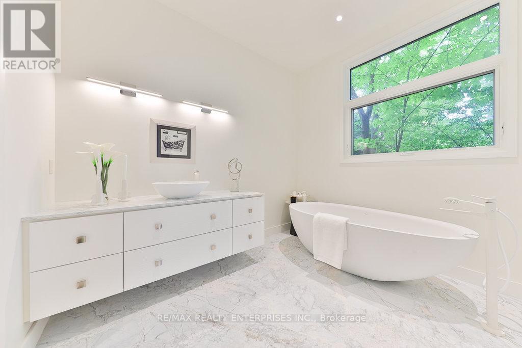 Photo 16 of 34 Onaway Road, Mississauga ON