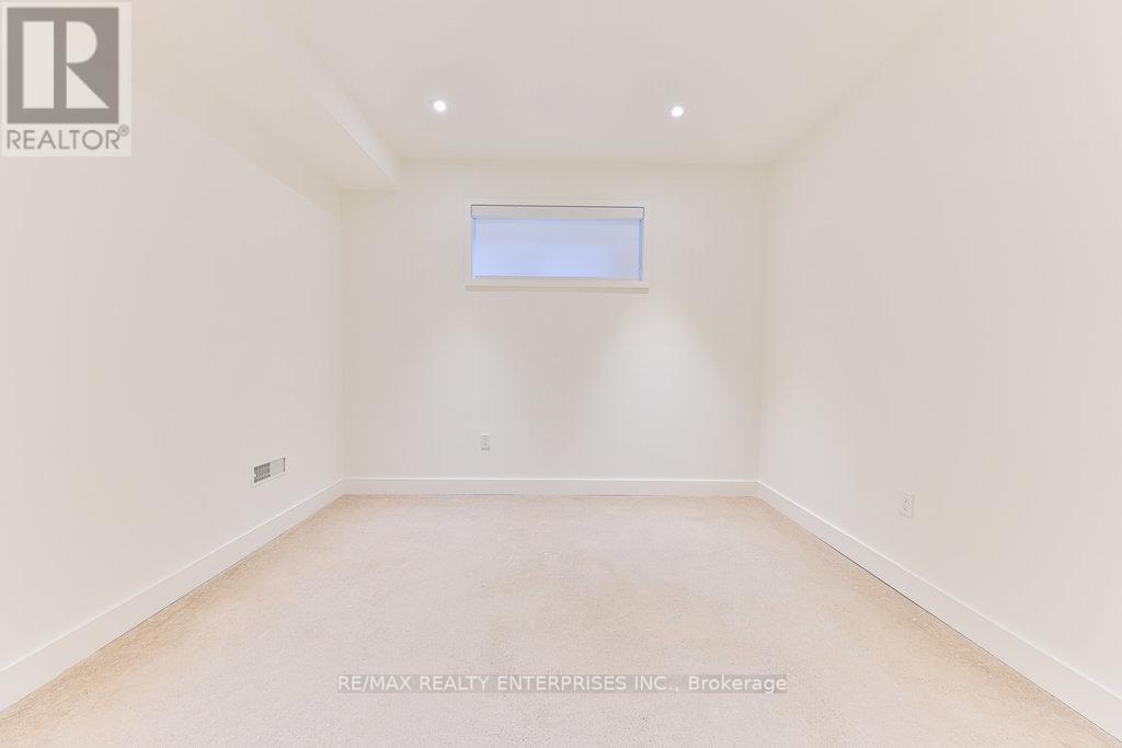 Photo 4 of 34 Onaway Road, Mississauga ON