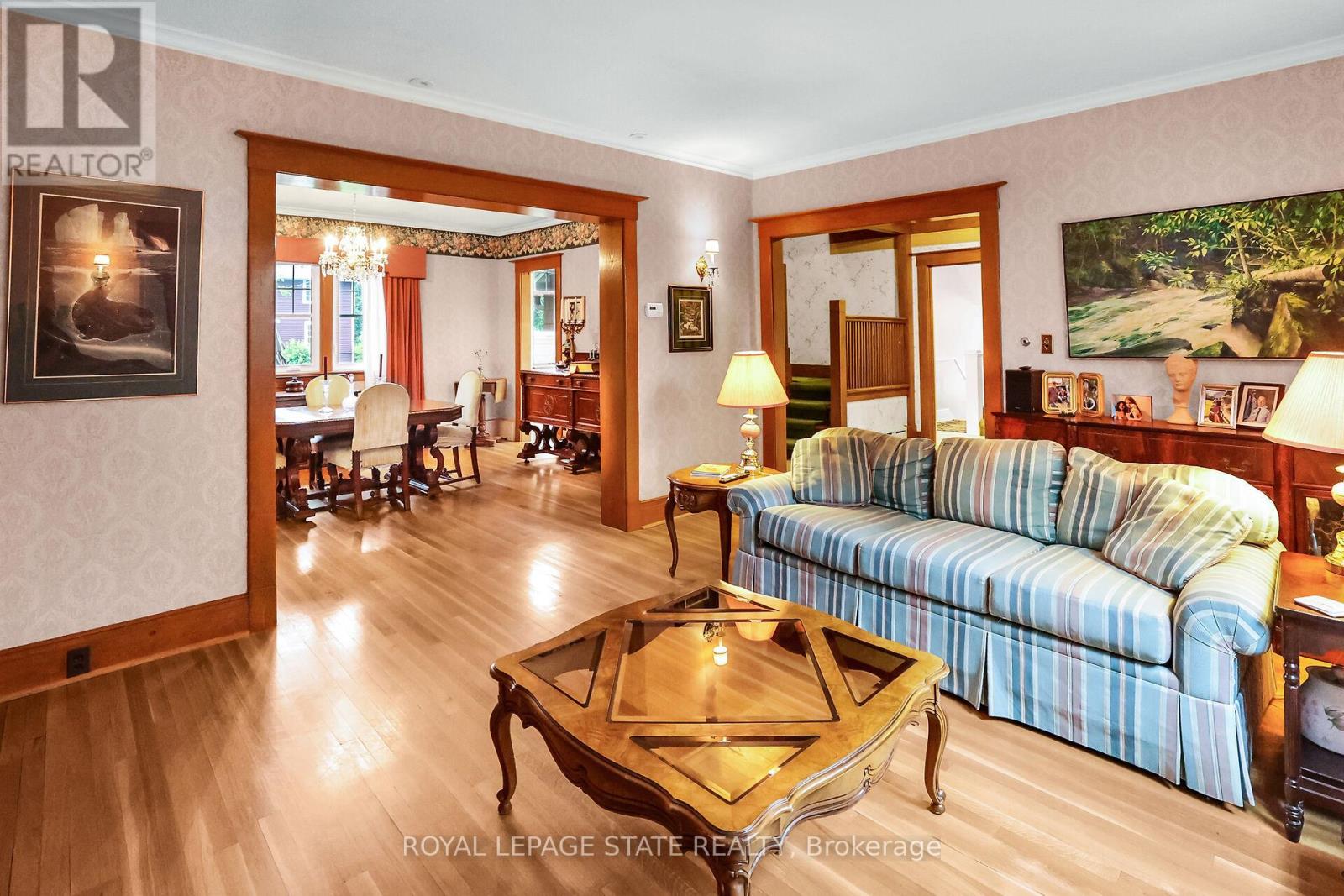 Photo 10 of 102 Main Street E, Grimsby ON