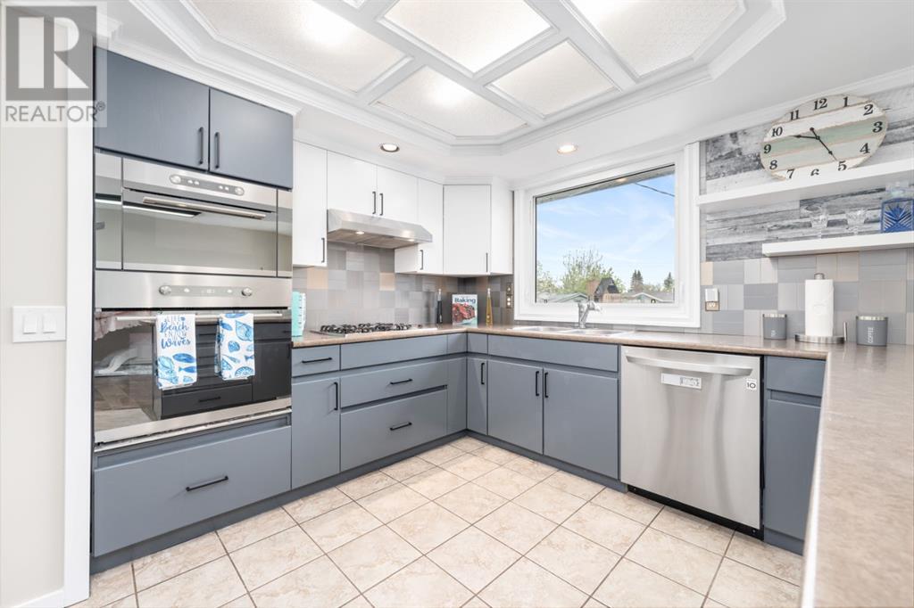 Single Family House 4 Level for Sale in  Penswood Place SE Penbrooke Meadows Calgary 