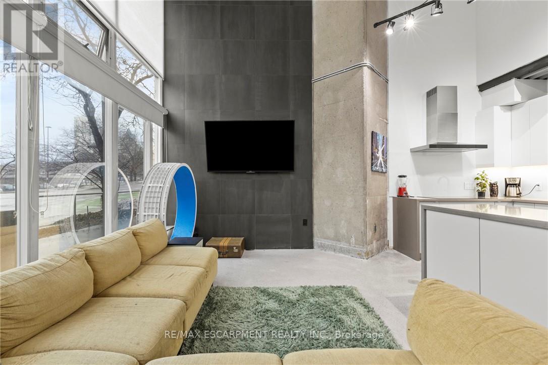 Photo 14 of 105 66 Bay Street S, Hamilton ON