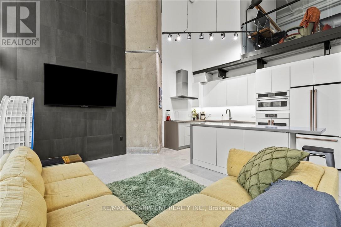 Photo 15 of 105 66 Bay Street S, Hamilton ON