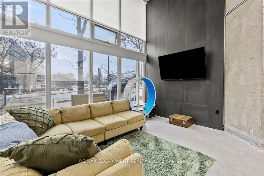 Photo 16 of 105 66 Bay Street S, Hamilton ON