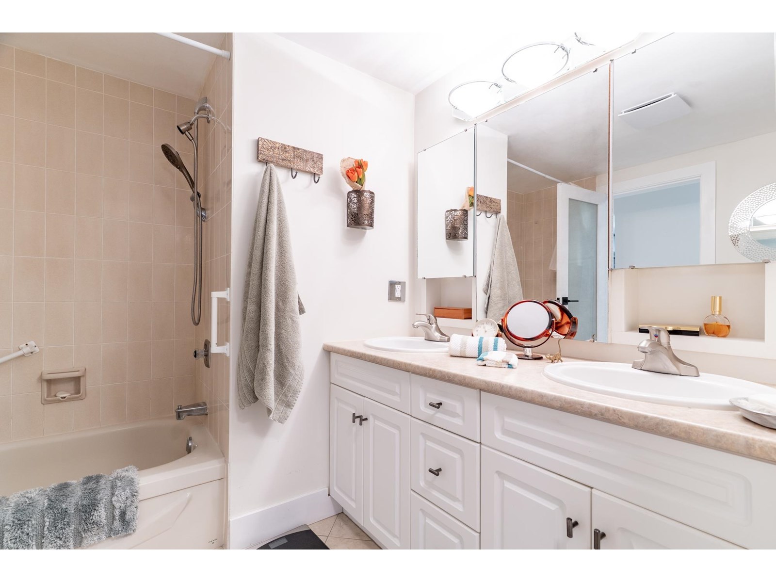 103 1351 MARTIN STREET, White Rock