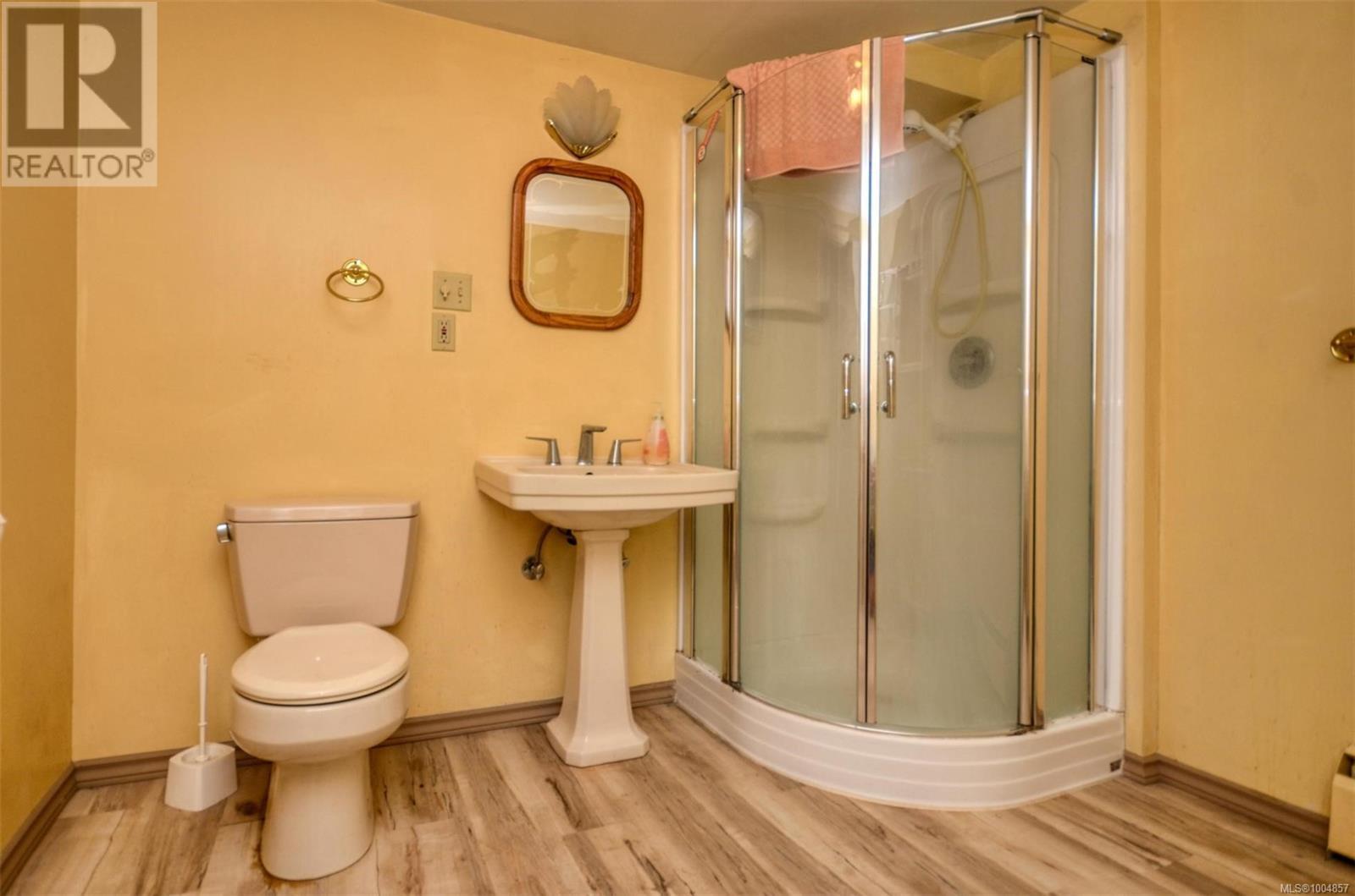 Photo 8 of 1512 Montgomery Ave, Victoria BC