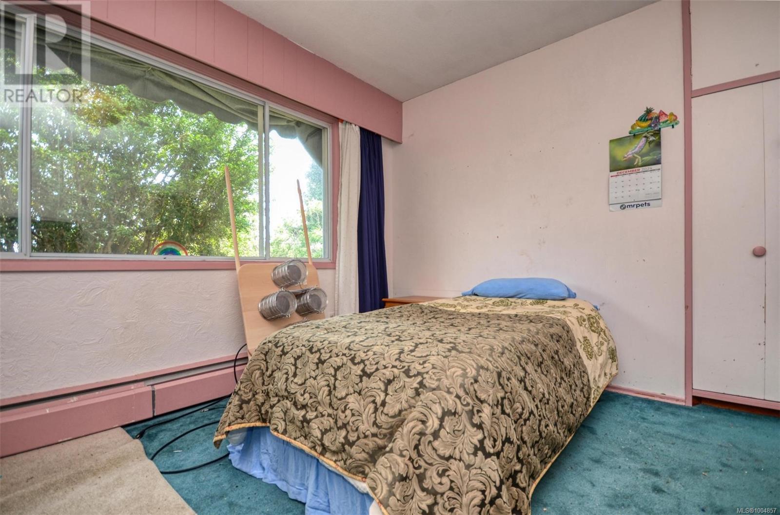 Photo 4 of 1512 Montgomery Ave, Victoria BC