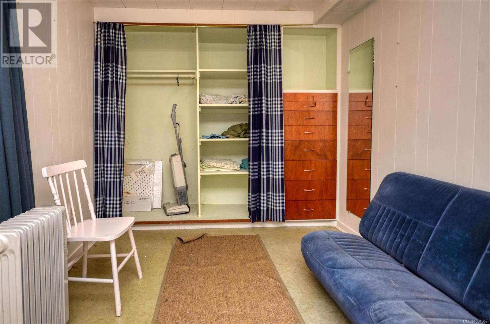 Photo 7 of 1512 Montgomery Ave, Victoria BC