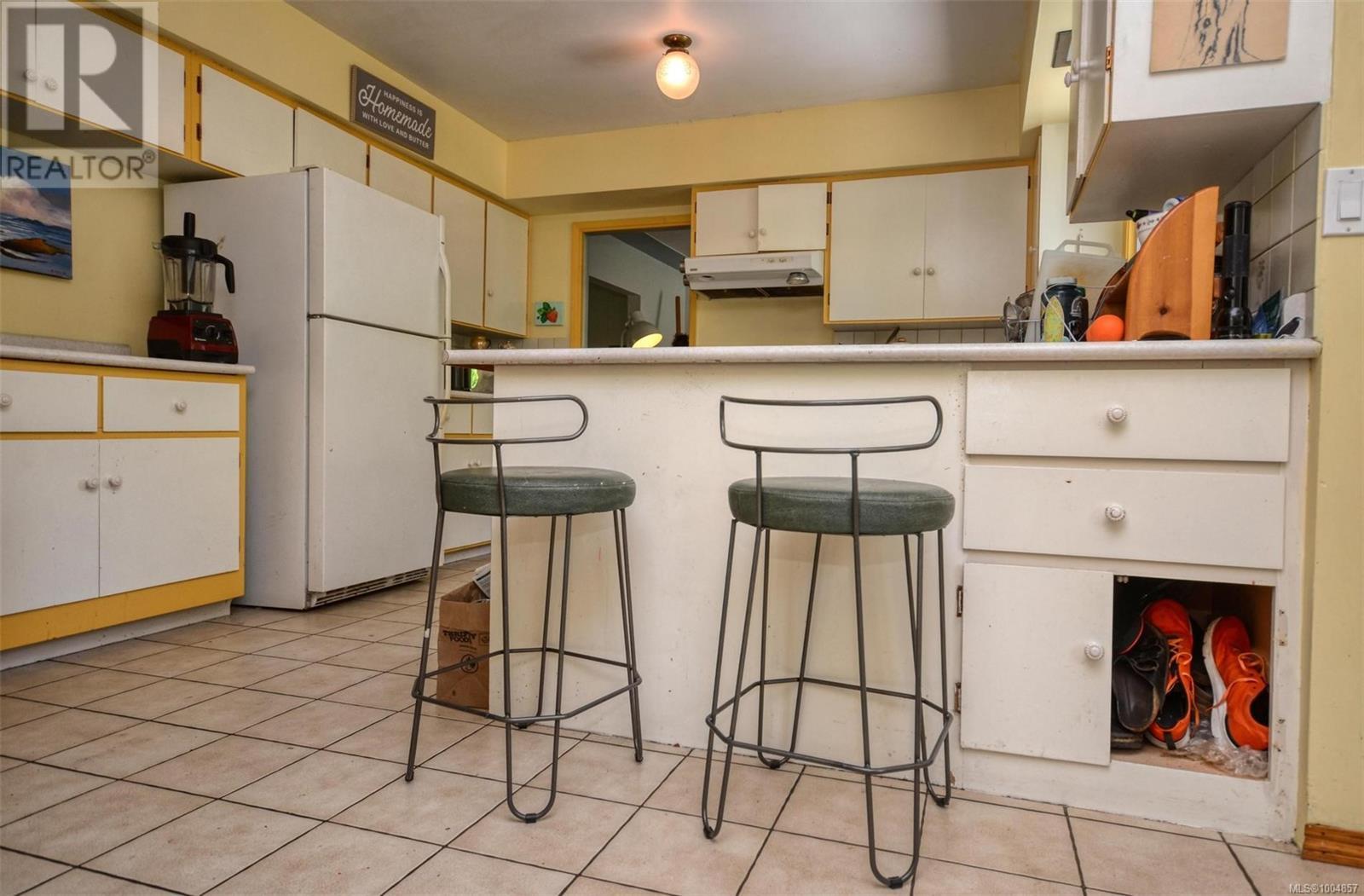Photo 19 of 1512 Montgomery Ave, Victoria BC