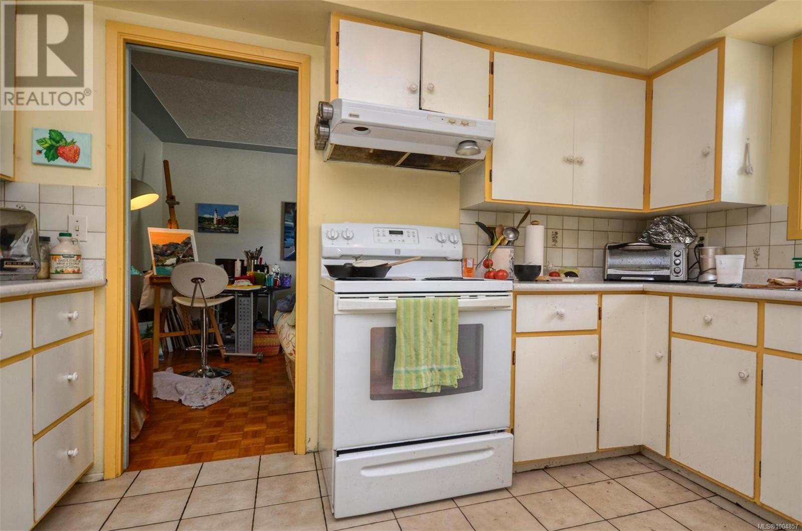 Photo 30 of 1512 Montgomery Ave, Victoria BC