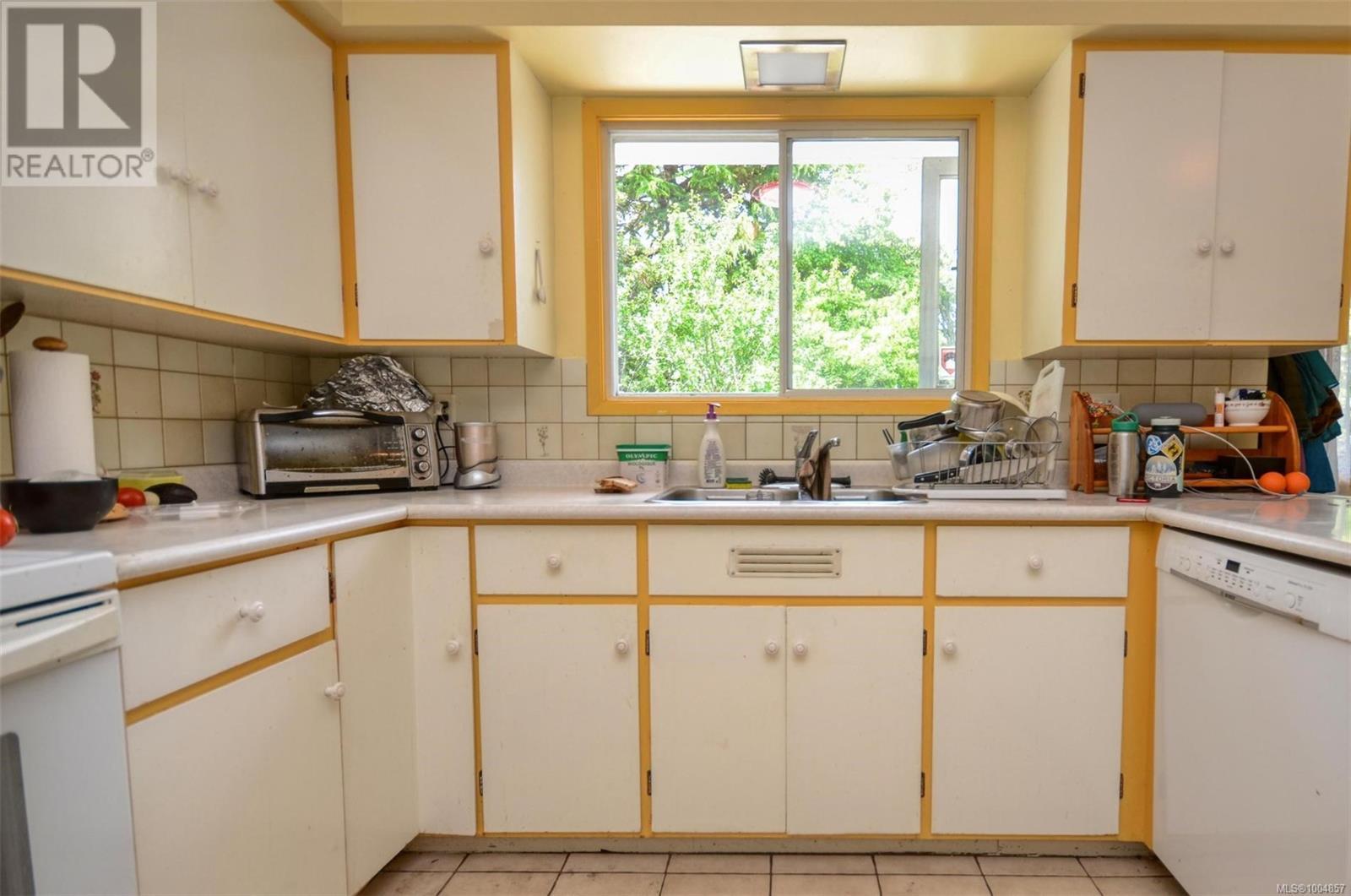 Photo 6 of 1512 Montgomery Ave, Victoria BC