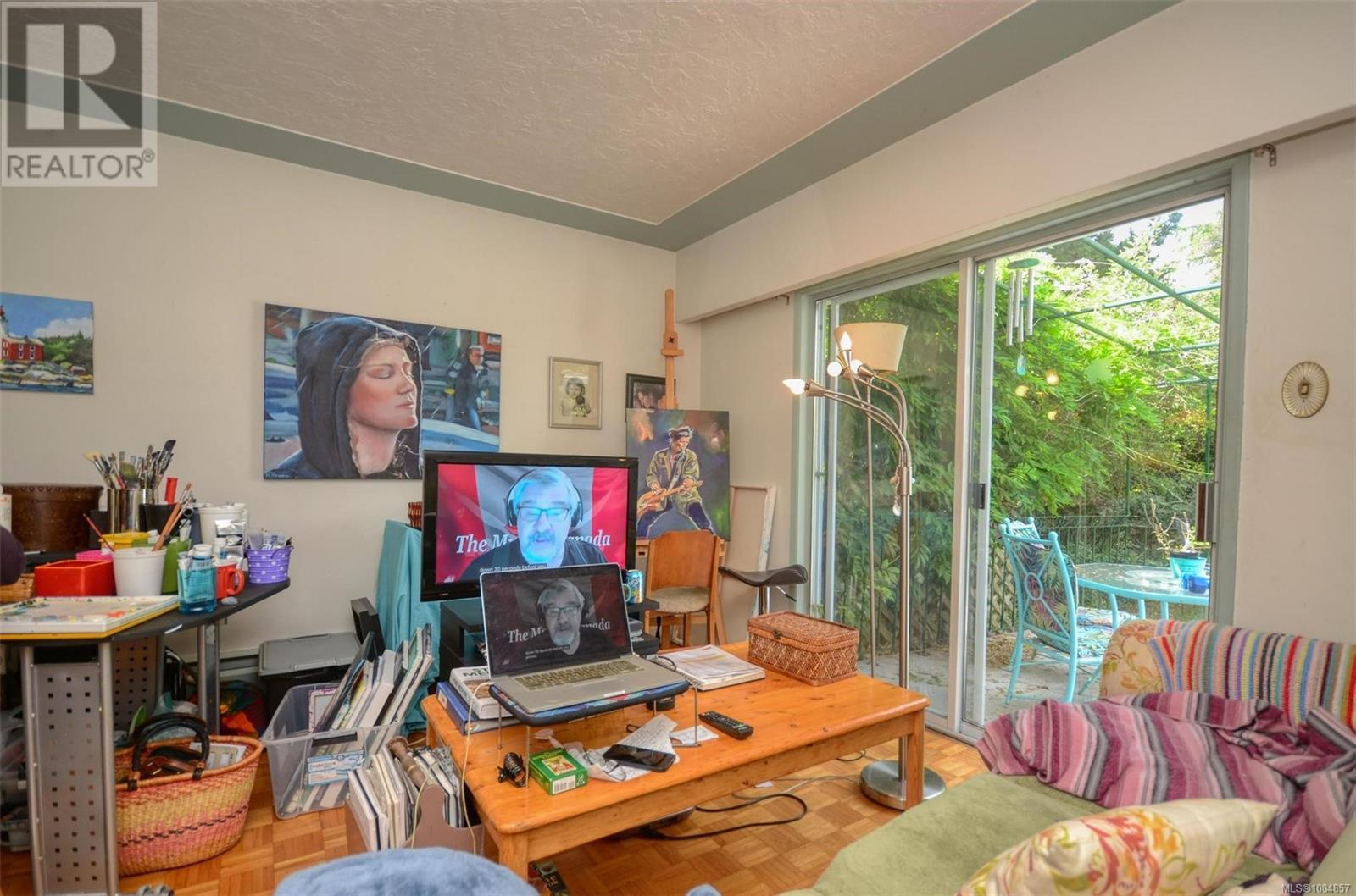 Photo 9 of 1512 Montgomery Ave, Victoria BC
