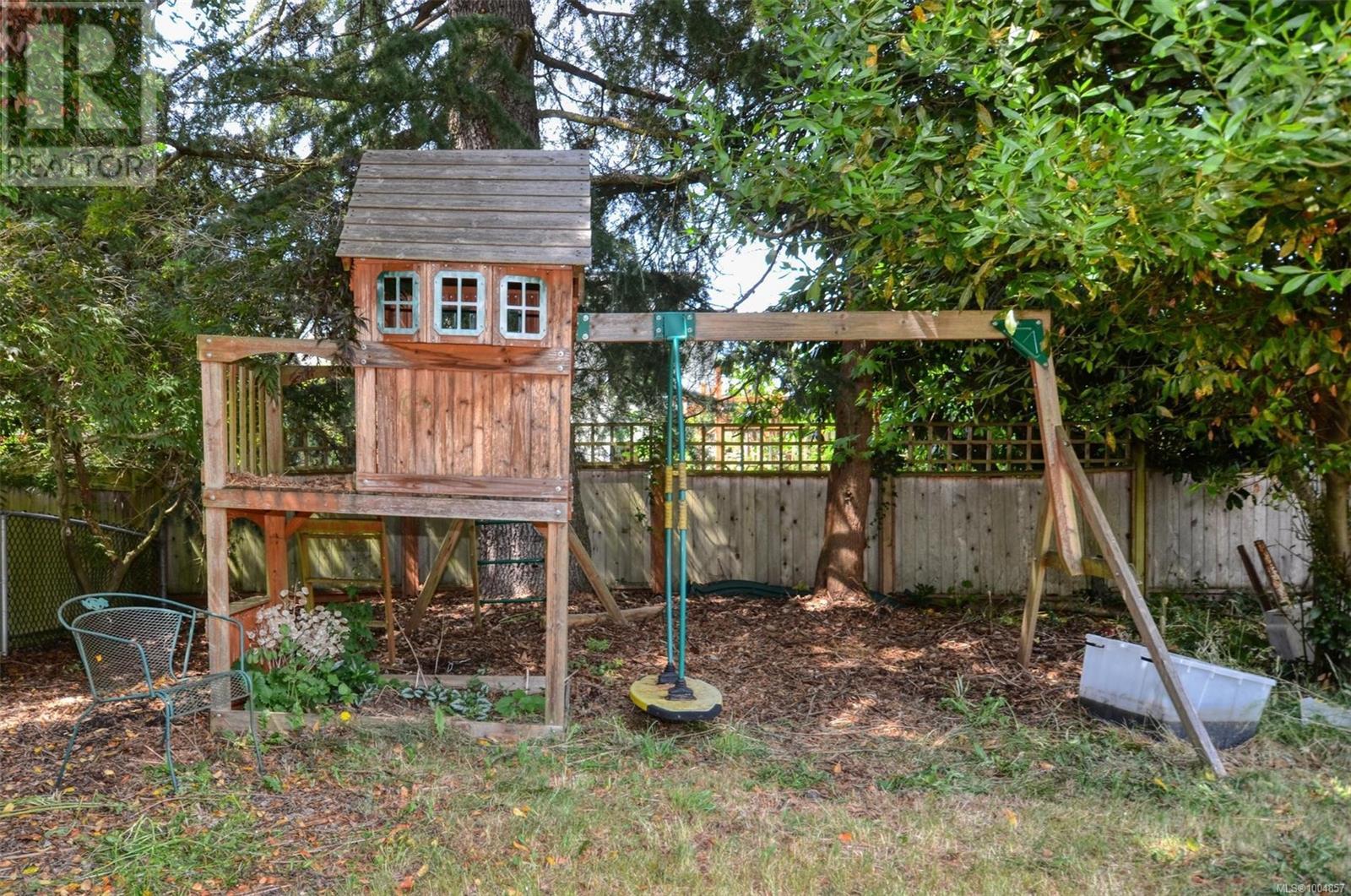 Photo 10 of 1512 Montgomery Ave, Victoria BC