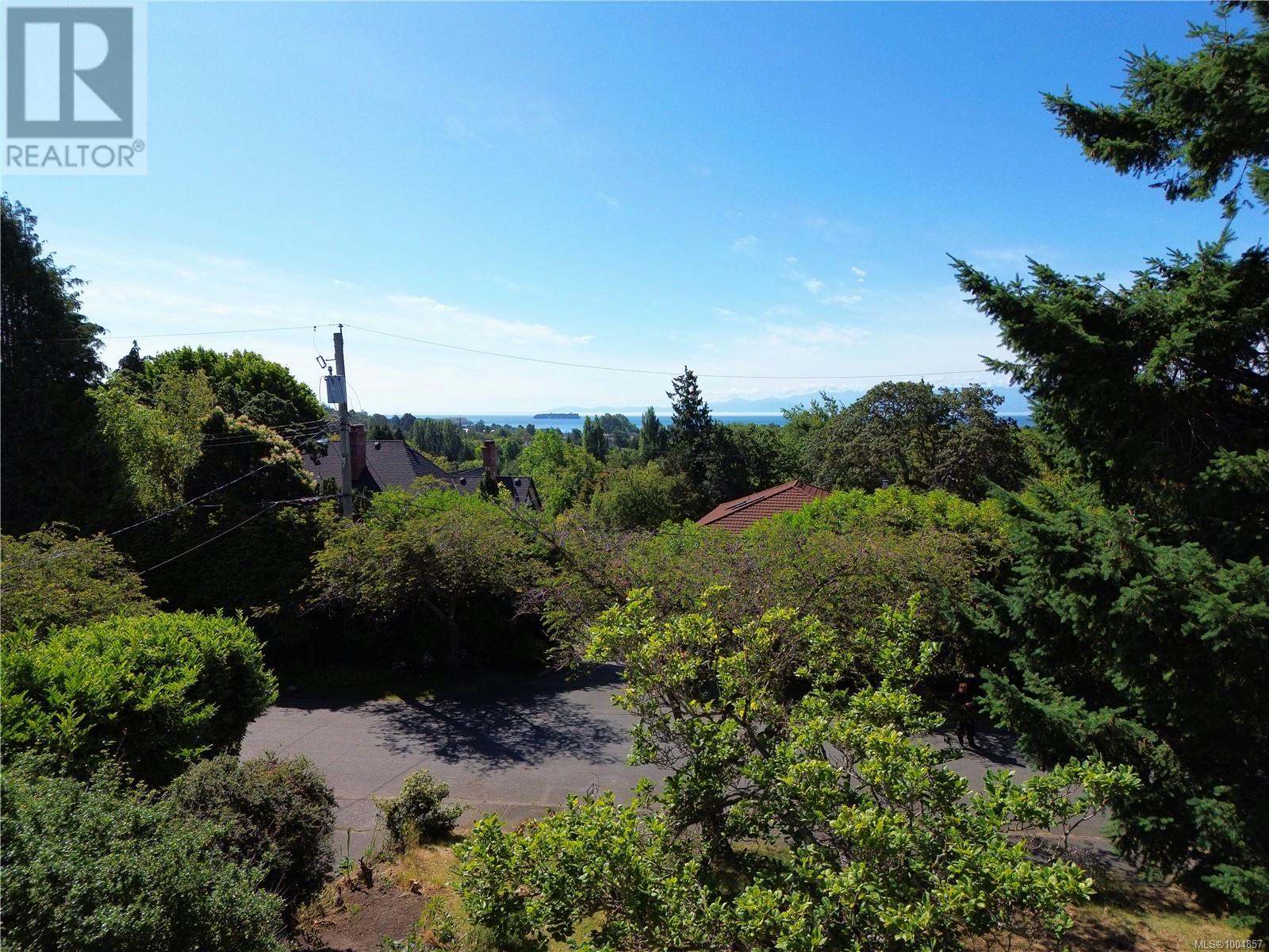 Photo 13 of 1512 Montgomery Ave, Victoria BC