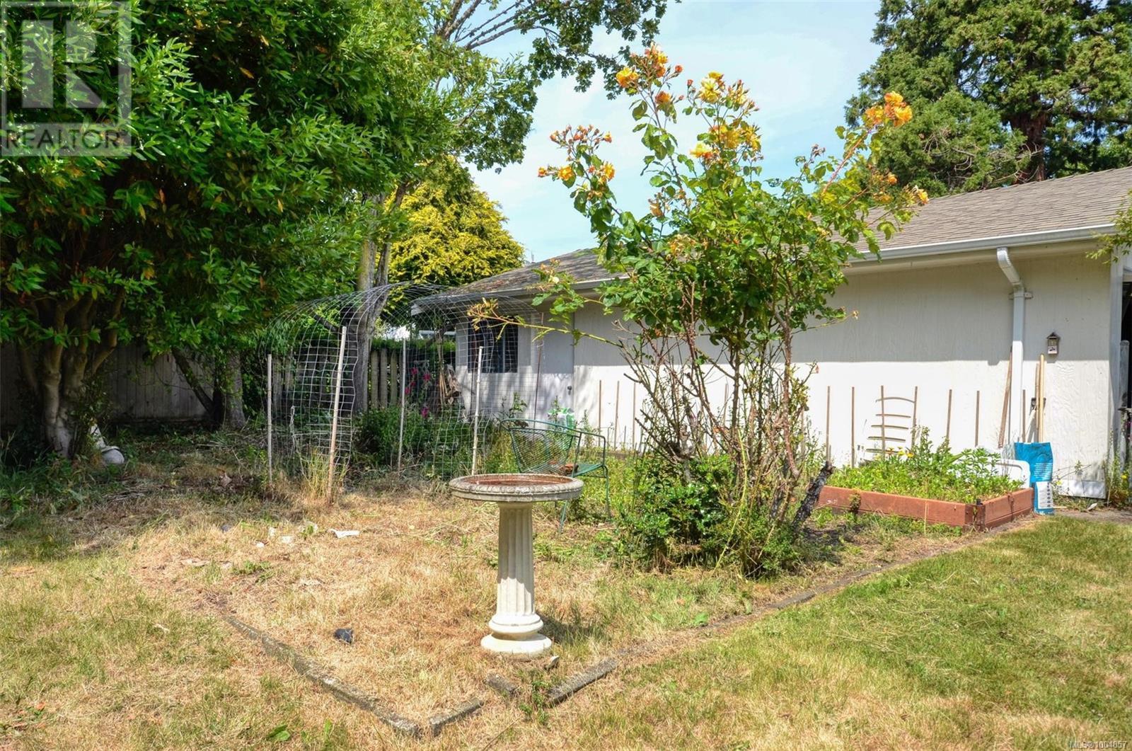 Photo 34 of 1512 Montgomery Ave, Victoria BC
