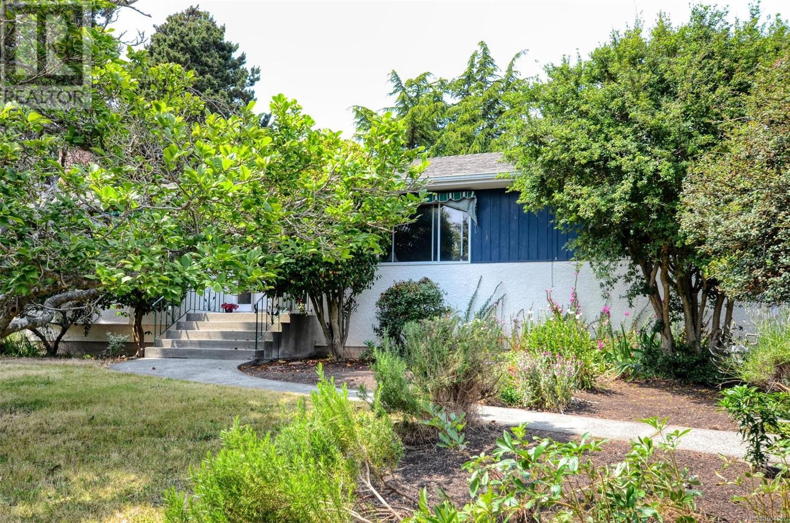 Photo 11 of 1512 Montgomery Ave, Victoria BC