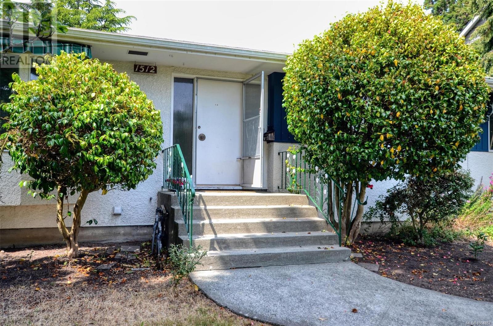 Photo 33 of 1512 Montgomery Ave, Victoria BC