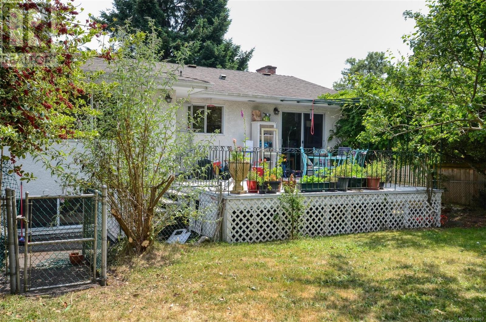 Photo 29 of 1512 Montgomery Ave, Victoria BC