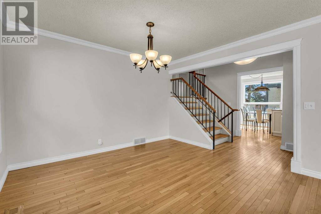 Single Family House 4 Level for Sale in  Edgeland Road NW Edgemont Calgary 