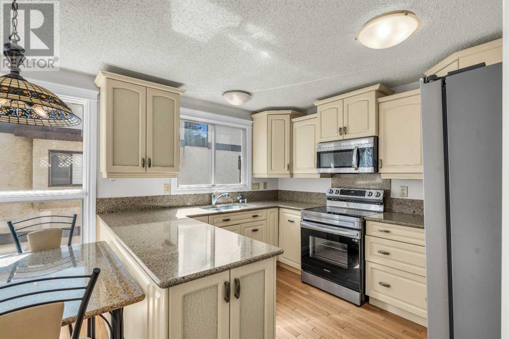 Single Family House 4 Level for Sale in  Edgeland Road NW Edgemont Calgary 