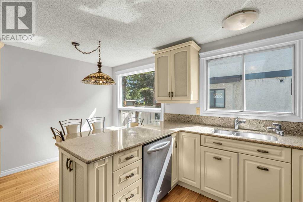 Single Family House 4 Level for Sale in  Edgeland Road NW Edgemont Calgary 