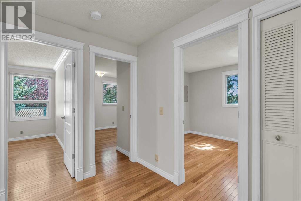 Single Family House 4 Level for Sale in  Edgeland Road NW Edgemont Calgary 