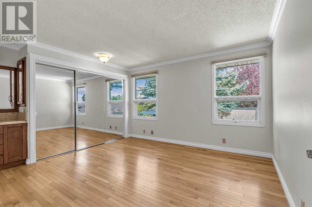 Single Family House 4 Level for Sale in  Edgeland Road NW Edgemont Calgary 