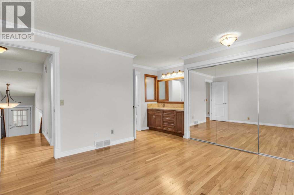 Single Family House 4 Level for Sale in  Edgeland Road NW Edgemont Calgary 