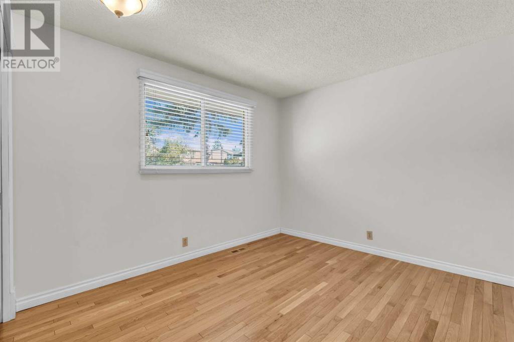 Single Family House 4 Level for Sale in  Edgeland Road NW Edgemont Calgary 