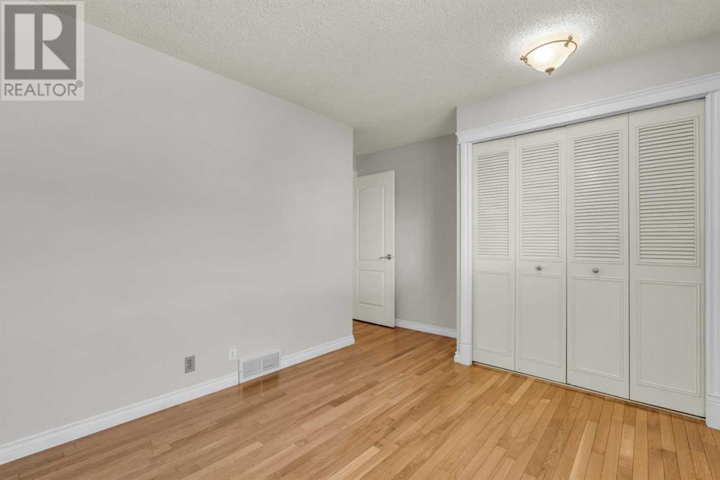Single Family House 4 Level for Sale in  Edgeland Road NW Edgemont Calgary 