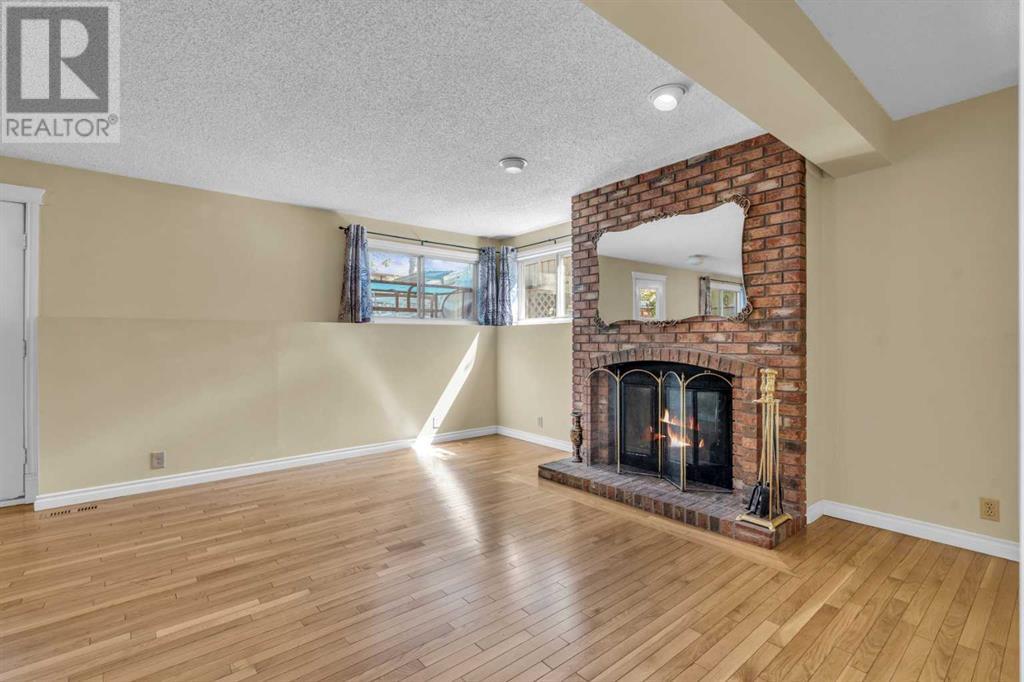 Single Family House 4 Level for Sale in  Edgeland Road NW Edgemont Calgary 