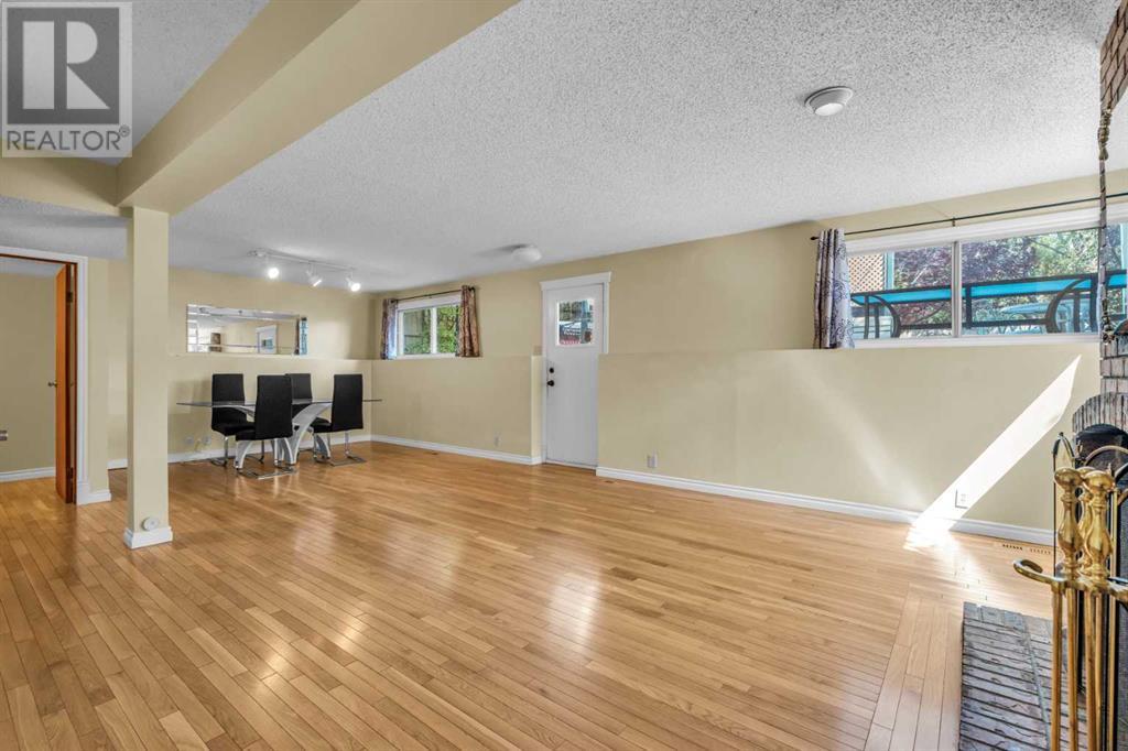 Single Family House 4 Level for Sale in  Edgeland Road NW Edgemont Calgary 