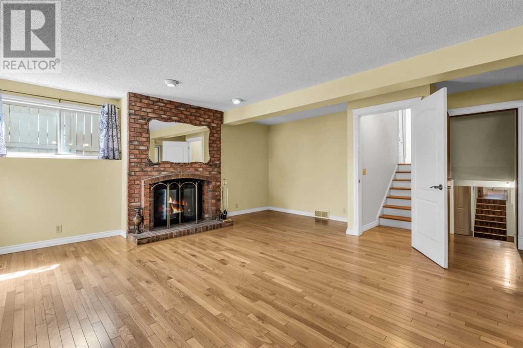 Single Family House 4 Level for Sale in  Edgeland Road NW Edgemont Calgary 