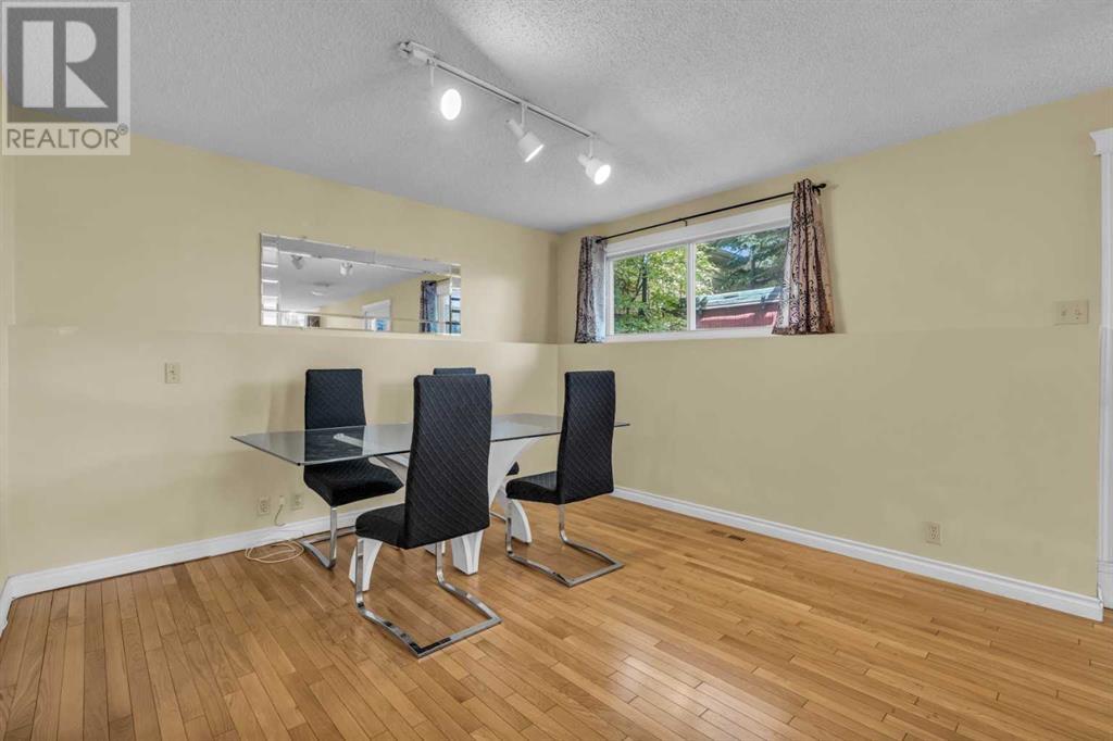 Single Family House 4 Level for Sale in  Edgeland Road NW Edgemont Calgary 