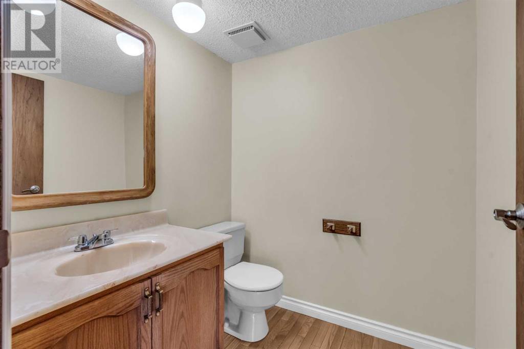 Single Family House 4 Level for Sale in  Edgeland Road NW Edgemont Calgary 