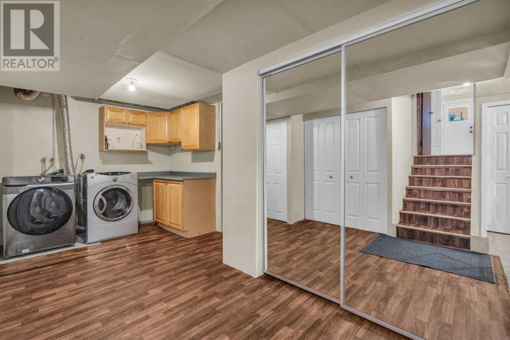 Single Family House 4 Level for Sale in  Edgeland Road NW Edgemont Calgary 