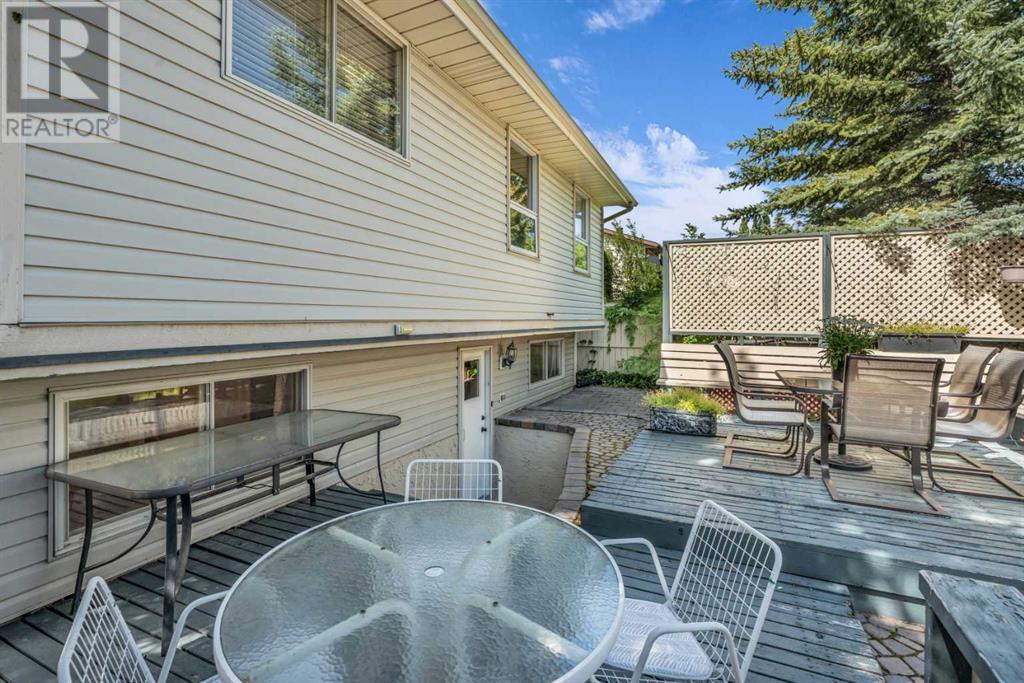 Single Family House 4 Level for Sale in  Edgeland Road NW Edgemont Calgary 