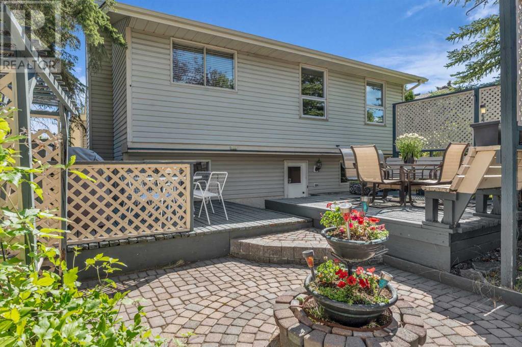 Single Family House 4 Level for Sale in  Edgeland Road NW Edgemont Calgary 