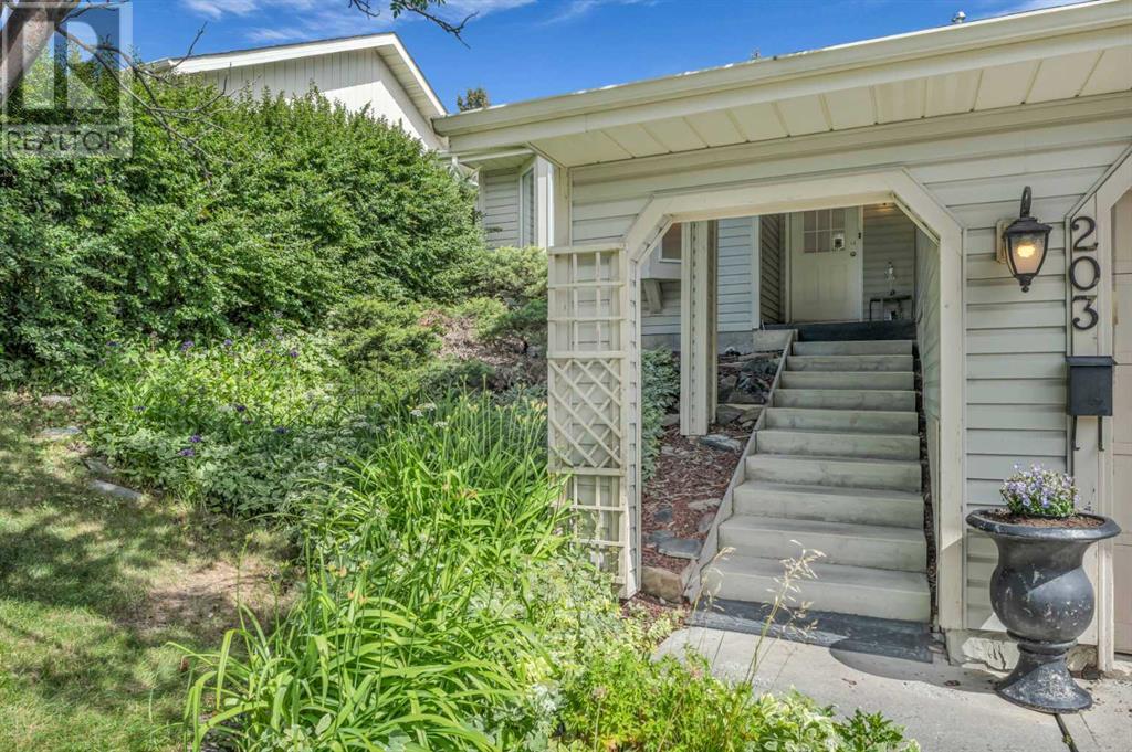 Single Family House 4 Level for Sale in  Edgeland Road NW Edgemont Calgary 