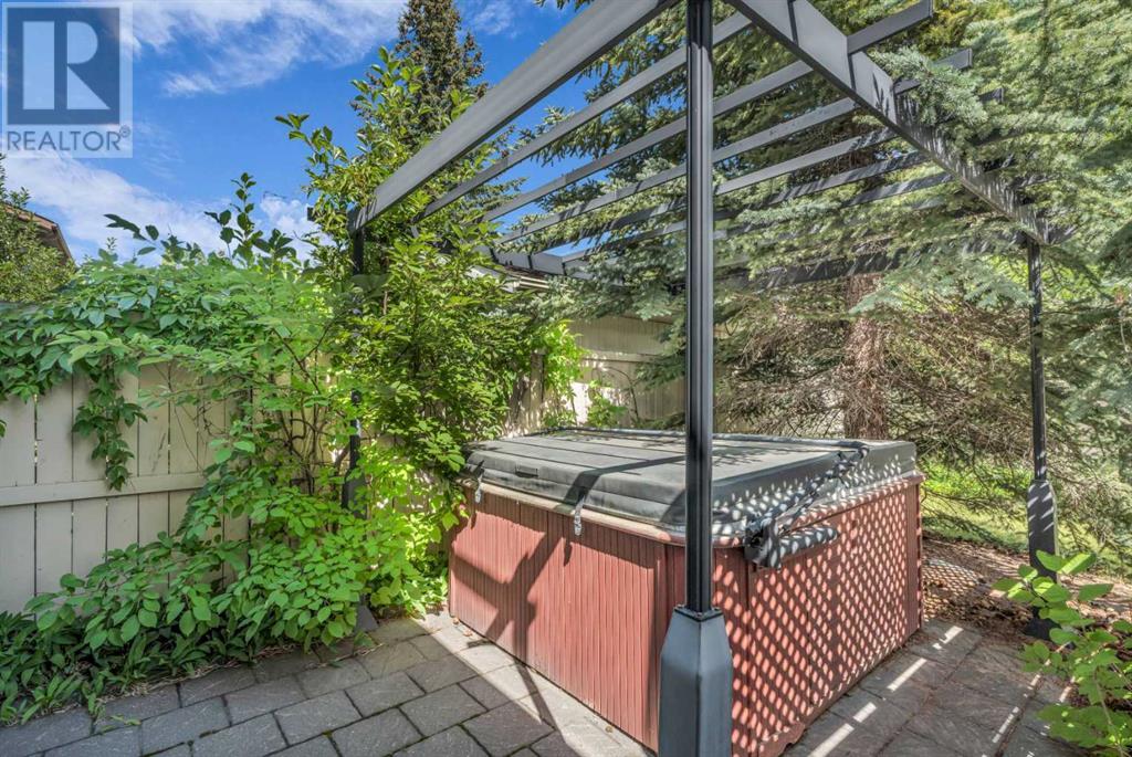 Single Family House 4 Level for Sale in  Edgeland Road NW Edgemont Calgary 