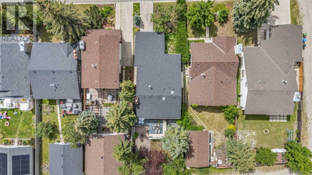 Single Family House 4 Level for Sale in  Edgeland Road NW Edgemont Calgary 