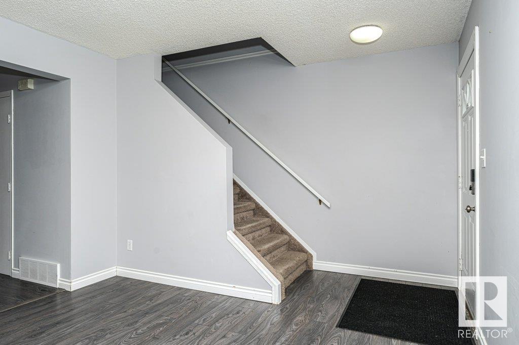 Photo 2 of 1608 Mill Woods Rd E Nw, Edmonton AB