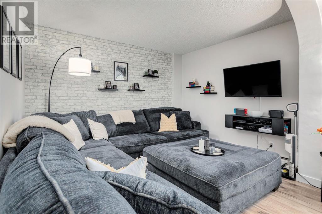 Single Family House for Sale in    Street NW Hillhurst Calgary 