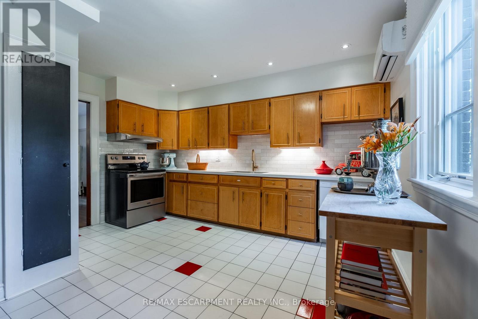 Photo 15 of 154 Dalewood Crescent, Hamilton ON